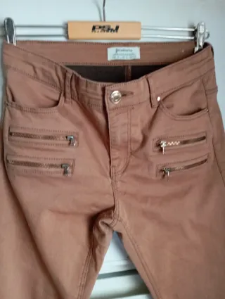 Pantalones Stradivarius marrones con cremalleras