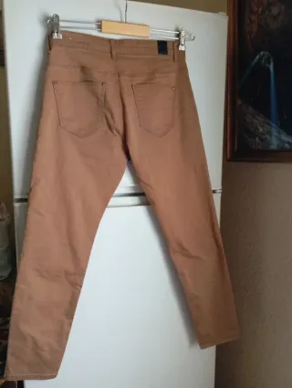 Pantalones Stradivarius marrones con cremalleras