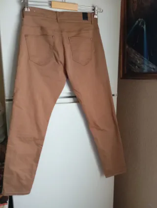 Pantalones Stradivarius marrones con cremalleras