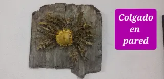 Llamativo eguzkilore natural sobre madera vieja