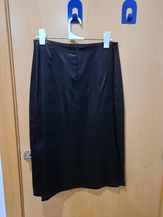 Falda negra con flores moradas