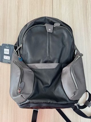 Mochila Piquadro piel bovina negra y gris