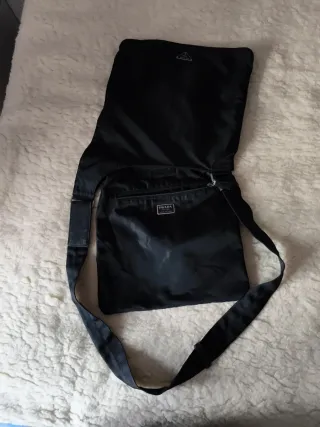 Bolso de viaje Prada negro original.