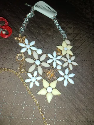 Collezione di gioielli da donna: collane, bracciali, anelli