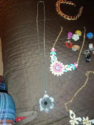 Collezione di gioielli da donna: collane, bracciali, anelli