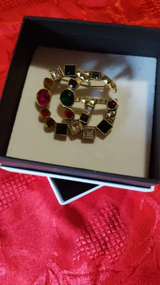 Spilla Gucci oro con pietre colorate