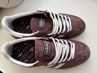 Zapatillas Adidas Marrones y Blancas