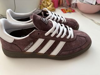 Zapatillas Adidas Marrones y Blancas