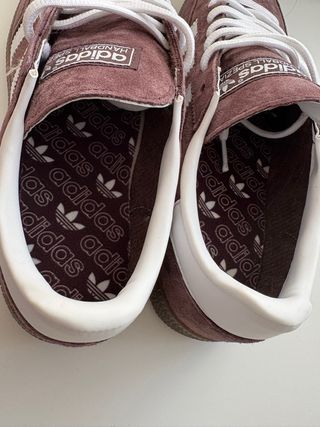 Zapatillas Adidas Marrones y Blancas