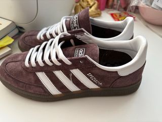 Zapatillas Adidas Marrones y Blancas