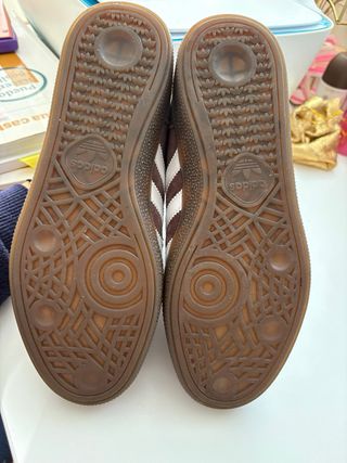 Zapatillas Adidas Marrones y Blancas