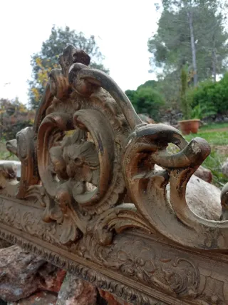 Cornice in legno e gesso dorato