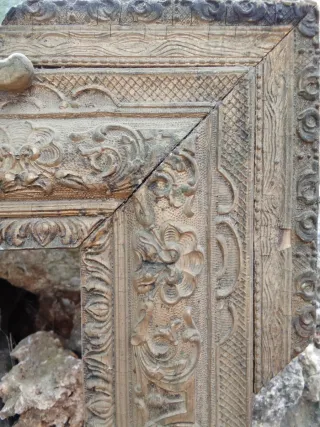 Cornice in legno e gesso dorato