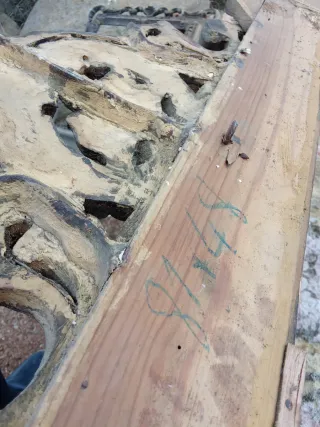 Cornice in legno e gesso dorato