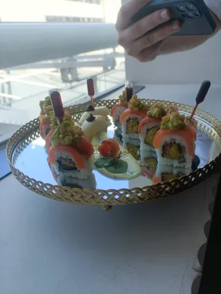 Cocinero de sushi ofreciendo servicio privado