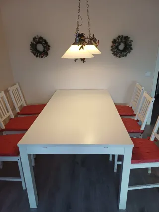 Mesa extensible blanca + 6 sillas + lámpara