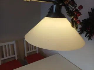 Mesa extensible blanca + 6 sillas + lámpara