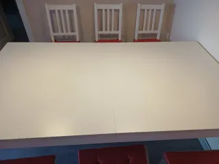 Mesa extensible blanca + 6 sillas + lámpara