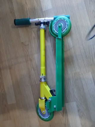 Patinete infantil amarillo y verde