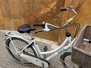Bicicleta blanca con cesta