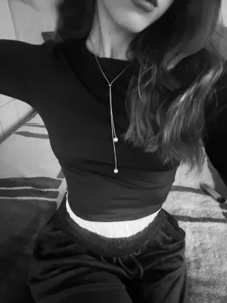 Collar dorado con perlas