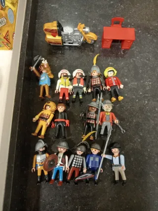 Playmobil: 14 figure, moto, tavolo e sedia
