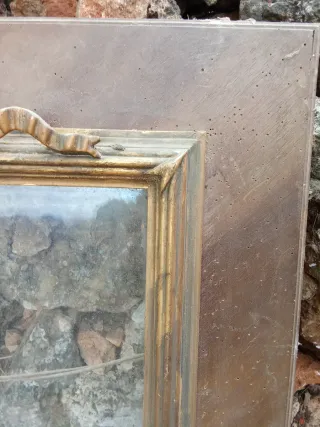 Cornice in legno con nastro dorato