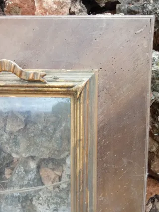 Cornice in legno con nastro dorato