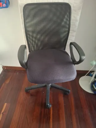 Sedia da ufficio girevole nera