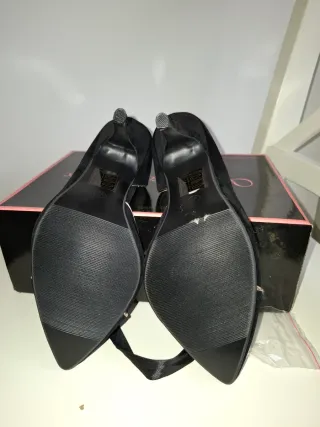 Zapatos de tacón Sugarfree Shoes negros y dorados