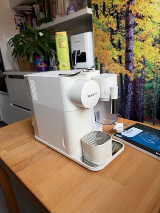 Cafetera Nespresso con dispensador leche