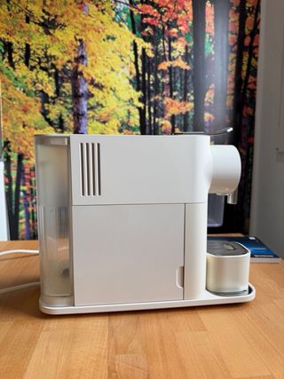 Cafetera Nespresso con dispensador leche