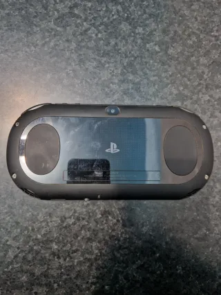 PS Vita Slim PCH-2004 + FIFA 15 Legacy Edition