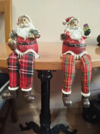 Figuras de Papá Noel sentados