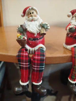 Figuras de Papá Noel sentados