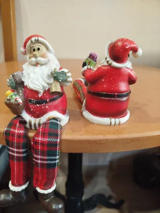 Figuras de Papá Noel sentados