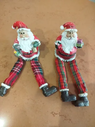 Figuras de Papá Noel sentados