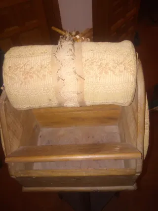 Caja antigua para hacer bolillos