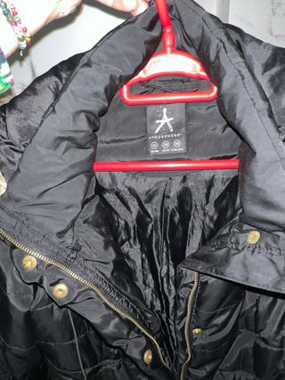 Abrigo largo negro con capucha