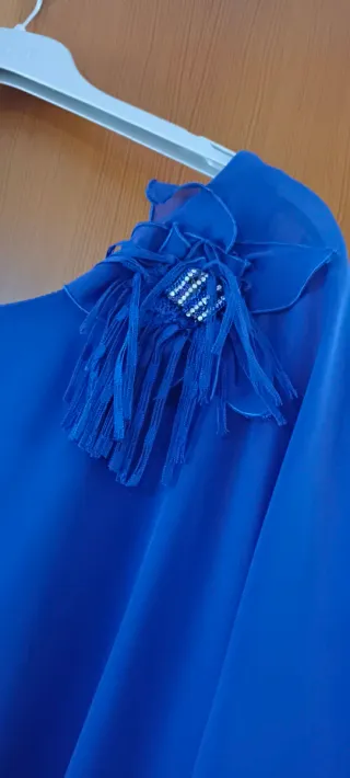 Vestido de fiesta azul con detalle