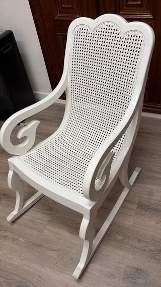 Mecedora blanca de madera y ratán