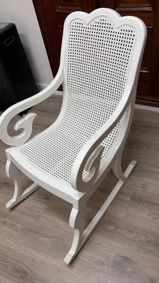 Mecedora blanca de madera y ratán