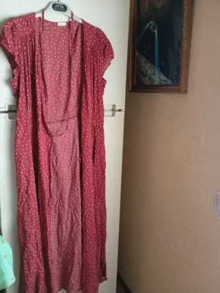 Vestido rojo con lunares blancos