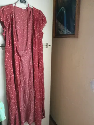 Vestido rojo con lunares blancos