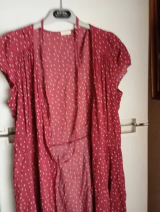 Vestido rojo con lunares blancos