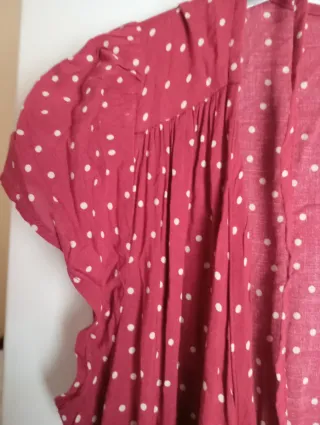 Vestido rojo con lunares blancos