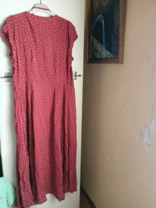 Vestido rojo con lunares blancos