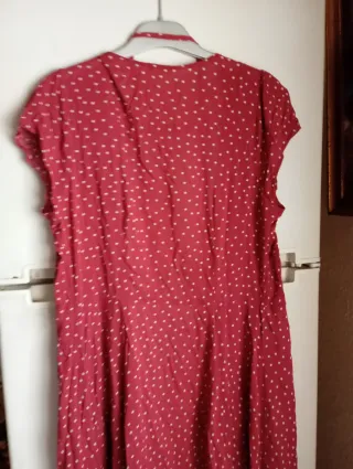 Vestido rojo con lunares blancos