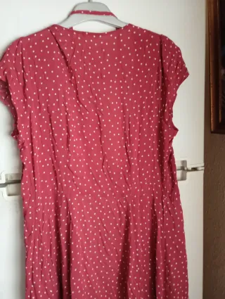 Vestido rojo con lunares blancos