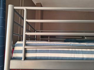 Cama alta IKEA SVÄRTA Plata 90x200 como nueva